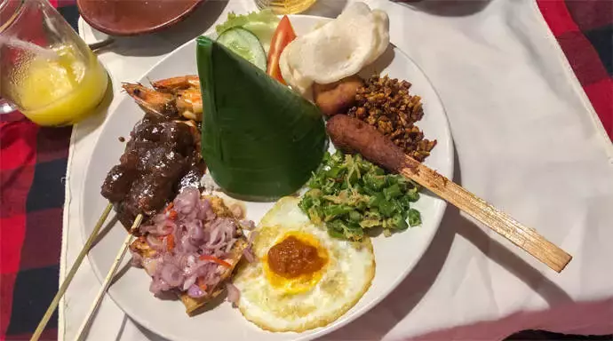 Bord met Nasi Campur bij Restaurant Dewa Dewi in Lovina Bord met Nasi Campur bij Restaurant Dewa Dewi in Lovina