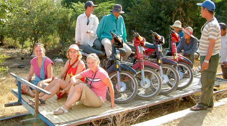 Bamboetrein bij Battambang in Cambodja