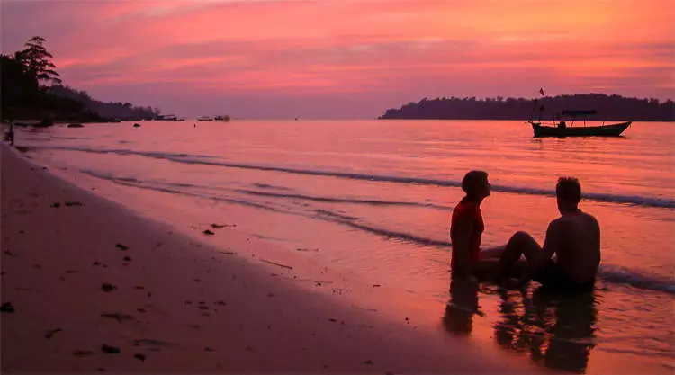 Zonsondergang op Victory Beach in Sihanoukville Cambodja