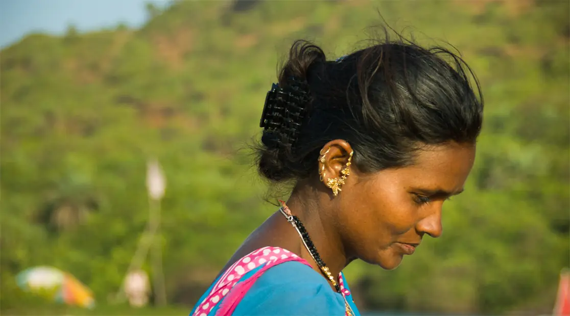 Vrouw op het strand van Arambol in Goa - tips India