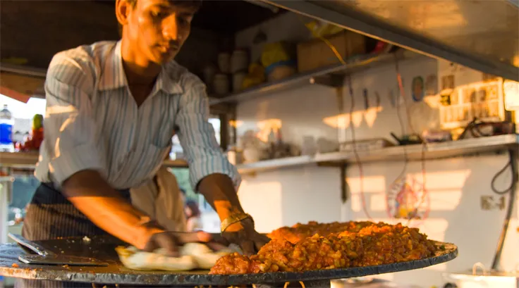 Mumbai India street vendor bij Chowpatty Beach
