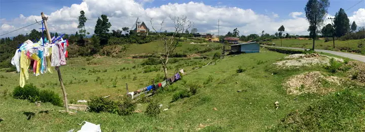 Guesthouses en resorts in Tuk Tuk op Samosir Island in Lake Toba Berglandschap bij Samosir op Sumatra