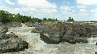 Watervallen van Khone Phaheng bij Si Phan Don bekijken