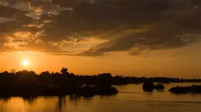 Zonsondergang bij Souksan Sunset Huts bekijken