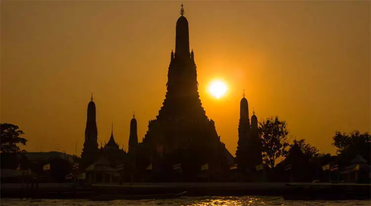 Zonsondergang bij Wat Arun in Bangkok