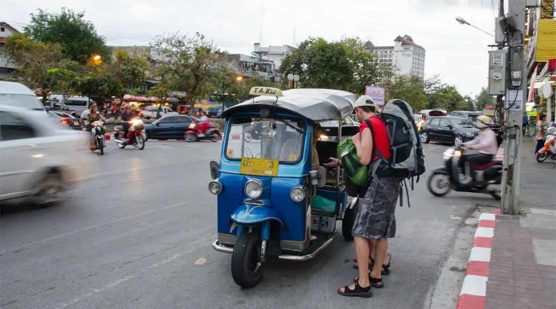 Backpackers bij een tuk-tuk in Chiang Mai