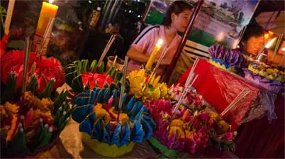 Krathongs te koop op de night market in Chiang Mai Thailand