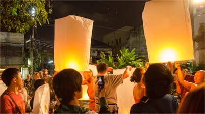 Lampionnen die opstijgen tijdens Yi Peng Festival in Chiang Mai