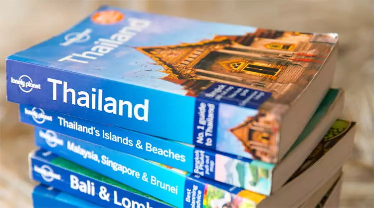 Stapel reisgidsen en Lonely Planets voor Thailand