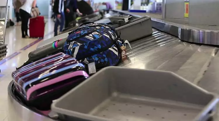 Bagage op bagageband op een vliegveld