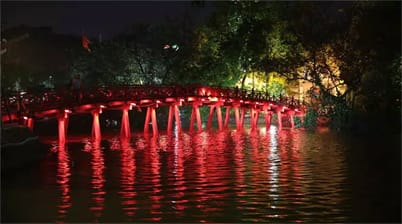 Rode brug in het Hoa Kiem meer in Hanoi