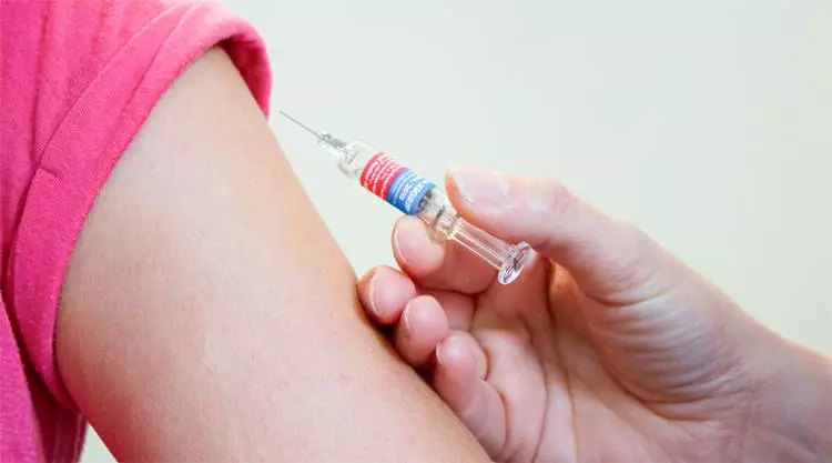 Dame krijgt vaccinatie of inenting door arts