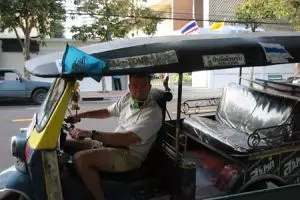 010-thailand-damnoen-saduak-floating-market