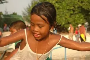 748-thailand-koh-lipe-pattaya-beach-spelende-kinderen