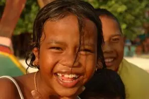 751-thailand-koh-lipe-pattaya-beach-spelende-kinderen