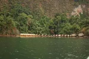 816-thailand-khao-sok-national-park-ratchaprapha-meer-floating-village