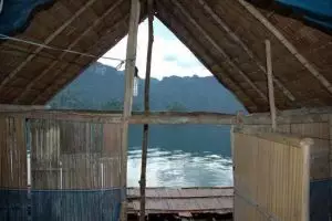 818-thailand-khao-sok-national-park-ratchaprapha-meer-floating-village