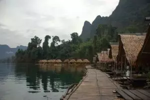 819-thailand-khao-sok-national-park-ratchaprapha-meer-floating-village