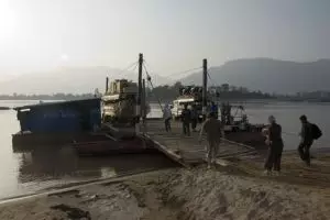 148-laos-oversteek-boot-mekong-champasak