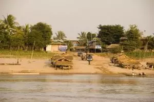 154-laos-oversteek-boot-mekong-champasak