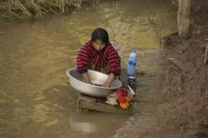 240-laos-don-det-si-phan-don-kleding-wassen