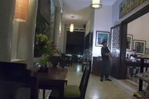 443-cambodja-phnom-penh-eten-bij-restaurant-romdeng