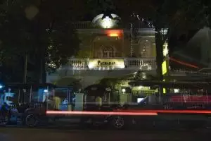444-cambodja-phnom-penh-riverside-at-night