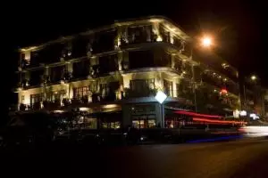 447-cambodja-phnom-penh-riverside-at-night